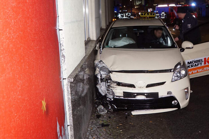 Erst eine Hauswand konnte das Taxi bremsen.