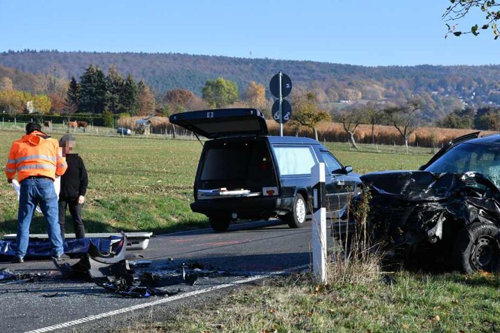 Die Fahrbahn glich einem Trümmerfeld.