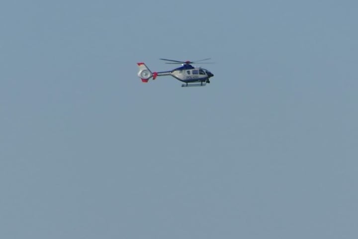 Mit einem Hubschrauber suchte die Polizei am Dienstagabend nach dem 27-Jährigen.