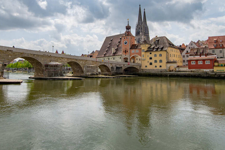 In Regensburg wäre ein 44 Jahre alter Mann beinahe in der Donau ertrunken. (Archivbild)
