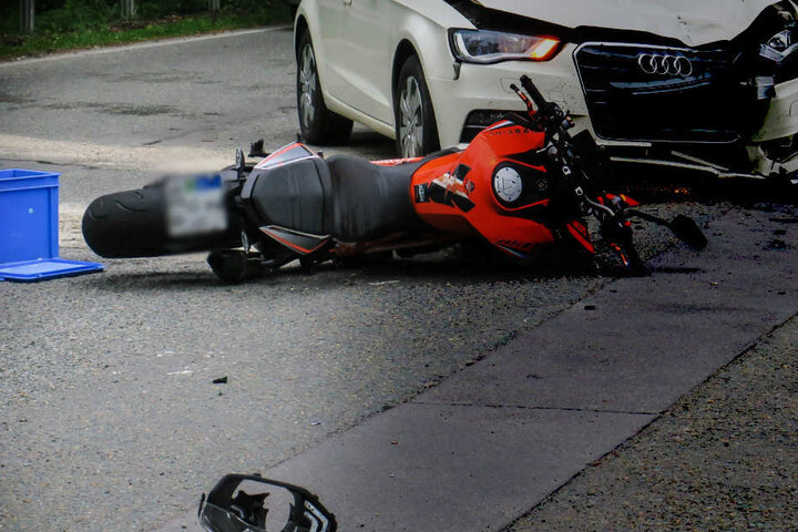Motorrad und Auto waren an einer Kreuzung ineinander gerast.