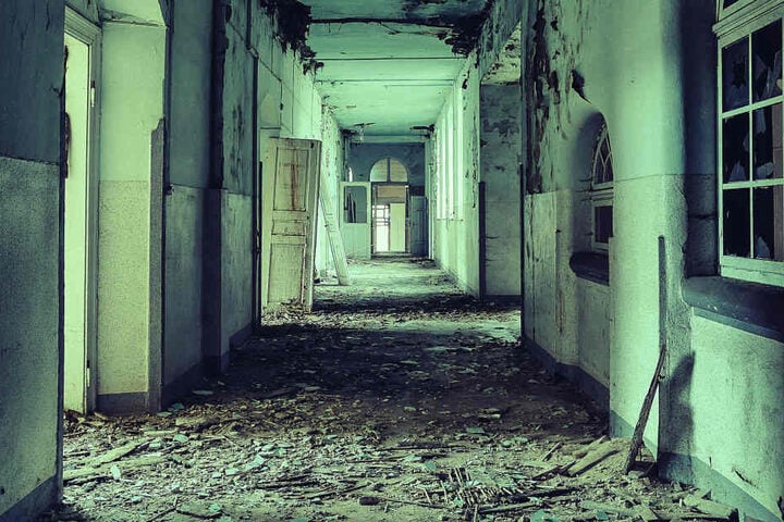 Blick in einen alten Krankenhausflur. Während der Weltkriege diente das Haus
als Lazarett.