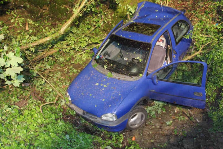 Die 19-Jährige Opelfahrerin hatte die Geschwindigkeit nicht an die Witterungsbedingungen angepasst und raste somit die Böschung hinunter.