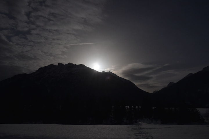 Im Bayrischen Mittenwald: Der Vollmond geht hinter dem Karwendel auf.
