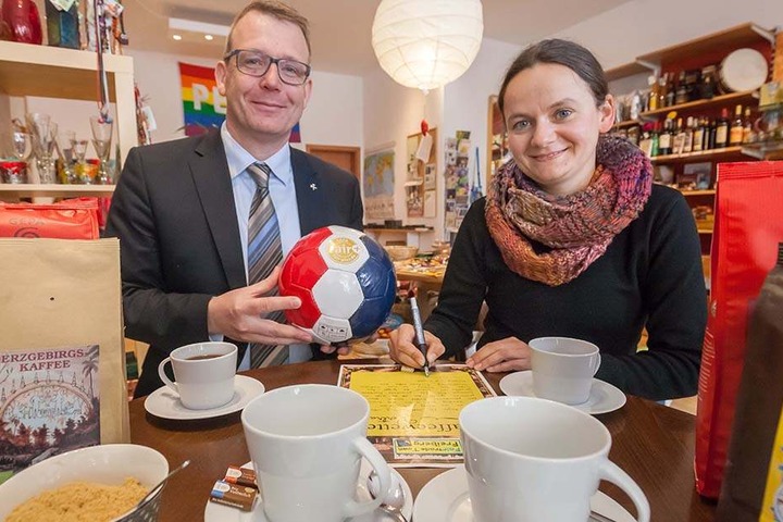 Claudia Hanisch (37) und Oberbürgermeister Sven Krüger (43, SPD) wetten um Kaffee. Verliert der OB, spendiert er Fußbälle.