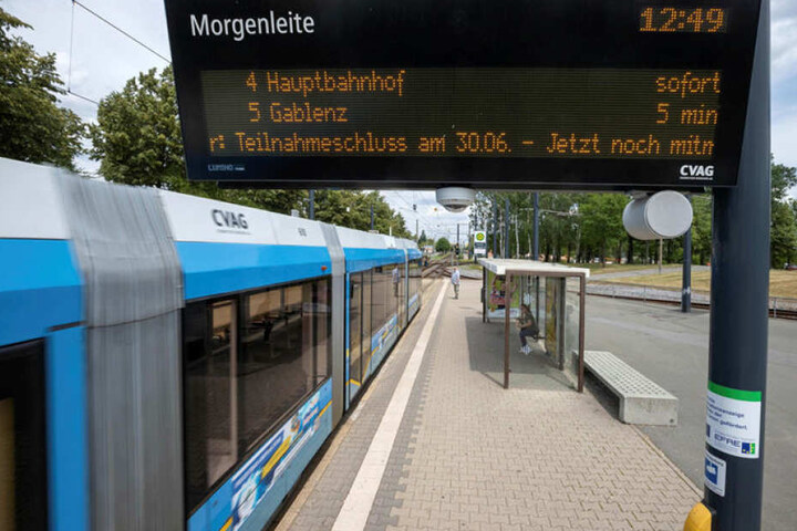 Die Überwachungskamera in Morgenleite reagiert auf Erschütterungen wie Steinwürfe. Mehrfach zerstörten Vandalen die Anzeigentafel.Foto: Uwe Meinhold