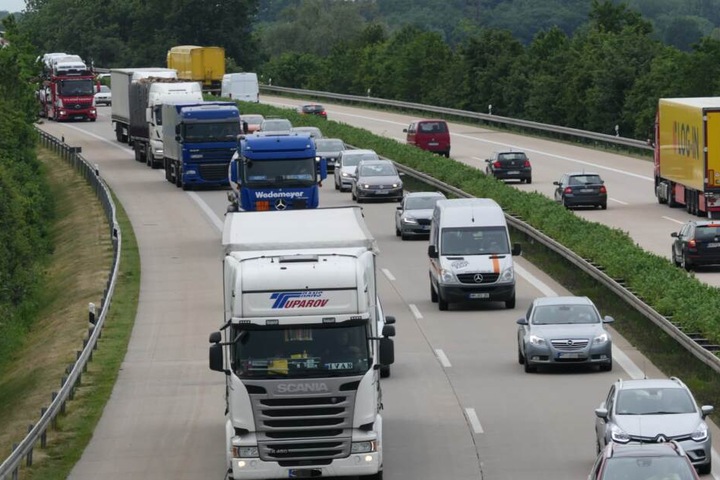 Der Verkehr soll sich derzeit noch um die Unfallstelle stauen.