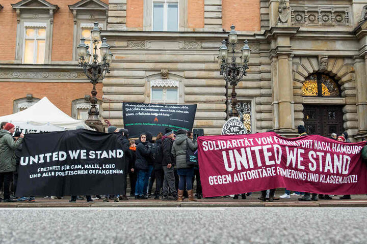 Vor dem Landgericht Hamburg zeigten sich Teilnehmer einer Kundgebung solidarisch mit den Angeklagten.