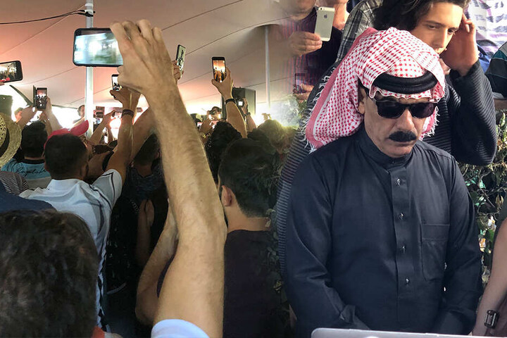 Omar Souleyman aus Syrien ließ die Fans am Johannisplatz völlig ausrasten. Alle wollten ein Foto von dem Weltstar.