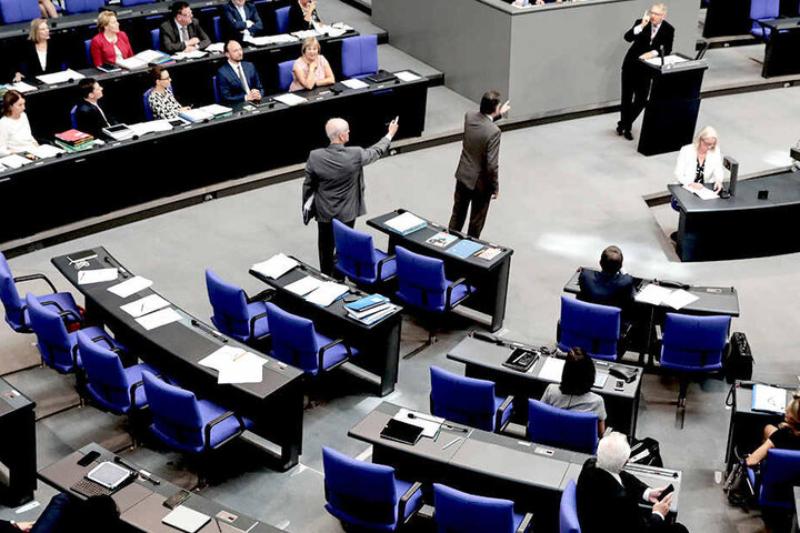 Die AfD-Abgeordneten verließen daraufhin das Parlament.