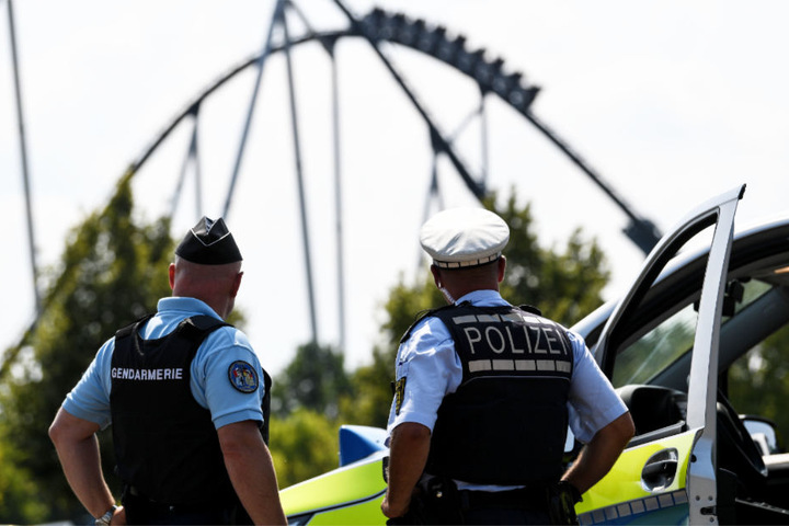 Der französische Gendarm Patrick Aichholzer (links) und der deutsche Polizist Oliver Gremm beim Europa-Park.