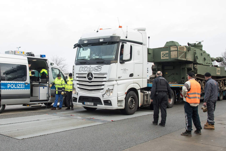 Dann ging es für die Haubitzen der US-Army auf neue Transporter.