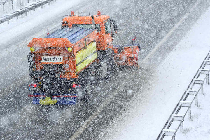 Der Winterdienst war in der Nacht unterwegs gewesen. (Symbolbild)