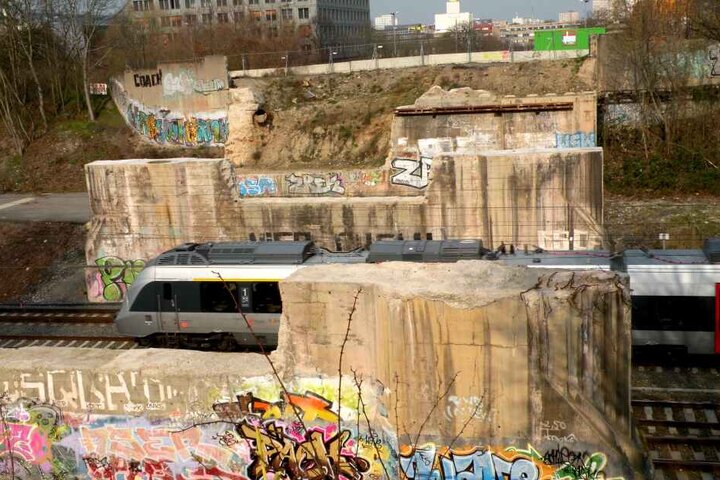 Das "Dach" ist schon weg, dennoch brausen im März noch die Züge durch die Überreste der alten Brücke.
