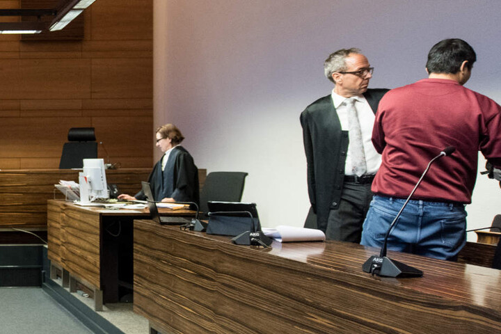 Hussein K. neben seinem Dolmetscher (l.)