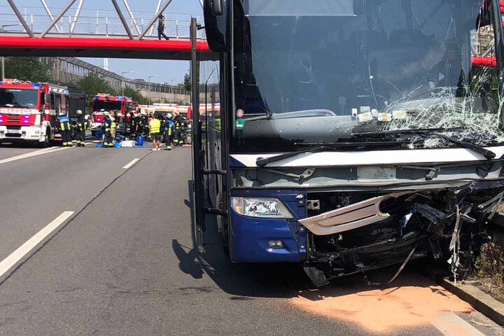 Auf der A73 ist ein Geisterfahrer frontal in einen Reisebus gerast.