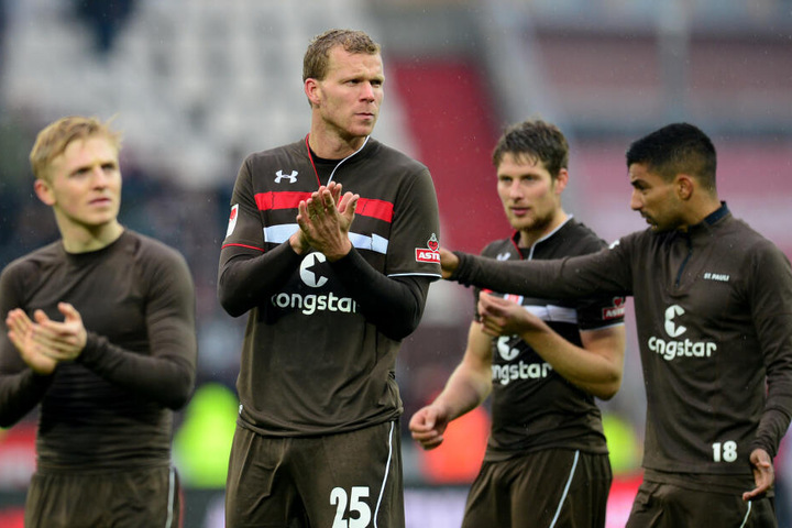 Sami Allagui geht mit Mannschaftskollegen nach einem Spiel gegen den FC Heidenheim im Millerntor-Stadion vom Platz.