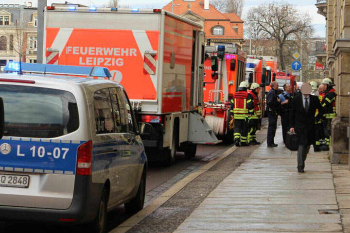 Spezialisten des ABC-Teams sicherten das Pulver. Es wird nun in die Landesuntersuchungsanstalt gebracht.