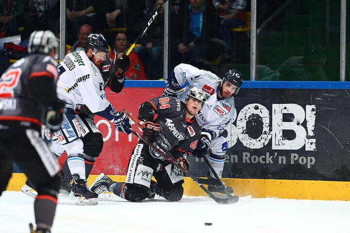 Sebastian Zauner (r.) versuchte, die Frankfurter Löwen schnell von der Scheibe zu trennen, wenn sie ins Eislöwen-Drittel kamen.