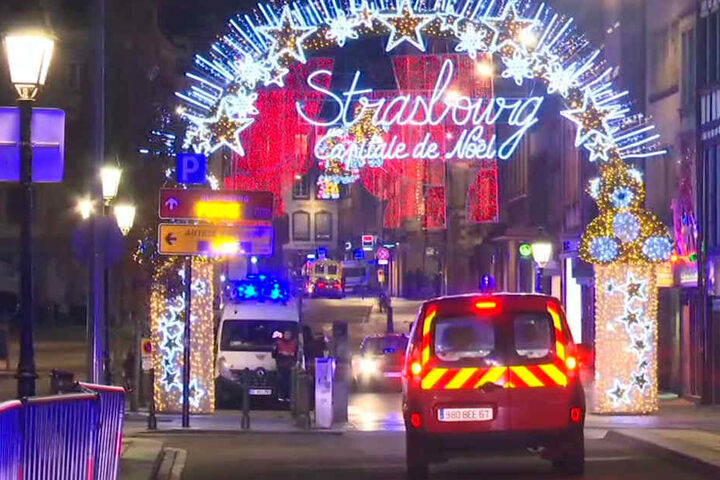 Das Standbild aus einem Video zeigt die Rettungswagen auf dem Weihnachtsmarkt.