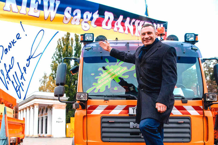 Vitali Klitschko vor einem der neuen Schneepflüge aus Sachsen.