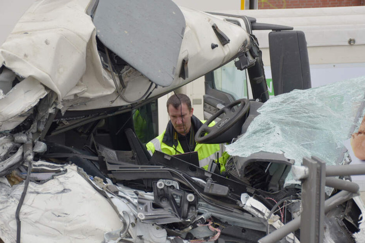 Ein Gutachter sieht sich das vollkommen zerstörte Fahrerhaus des Betonmischers an.