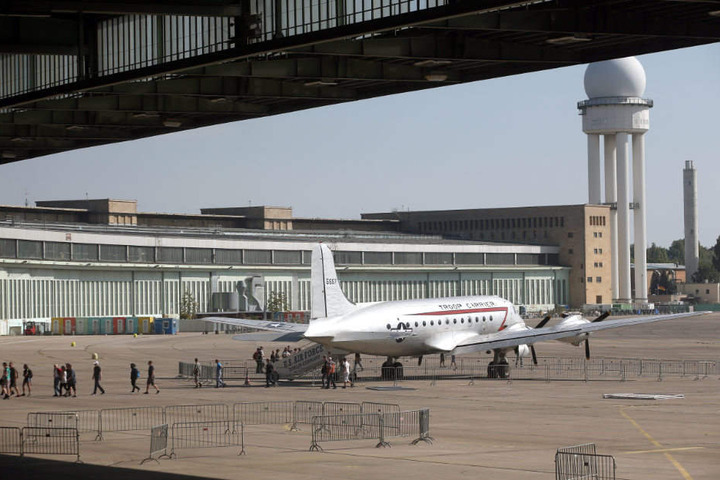 Am ehemaligen Flughafen Tempelhof können Profiläufer und Hobbysportler sich auf der Sport- und Gesundheitsmesse informieren.