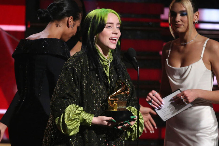 Freudig nimmt Billie Eilish (18) die Auszeichnung entgegen.