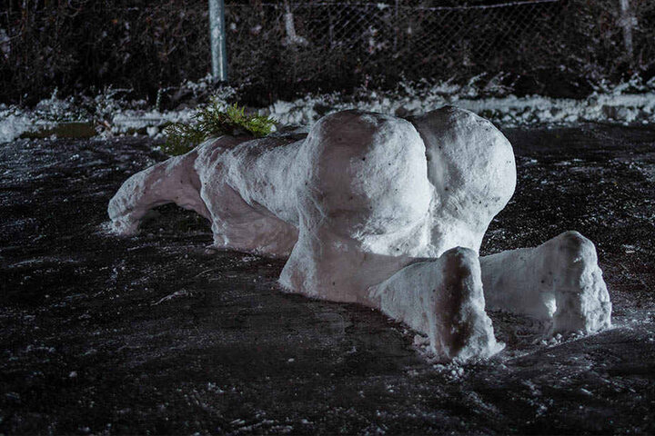 Die Schneefrau streckt ihren Hintern in die Luft.