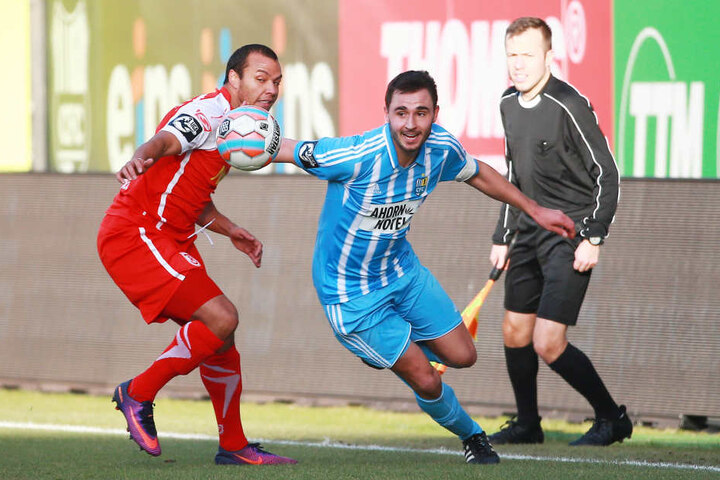 Jann George (l.,Regensburg) gegen Kevin Conrad (Chemnitz)