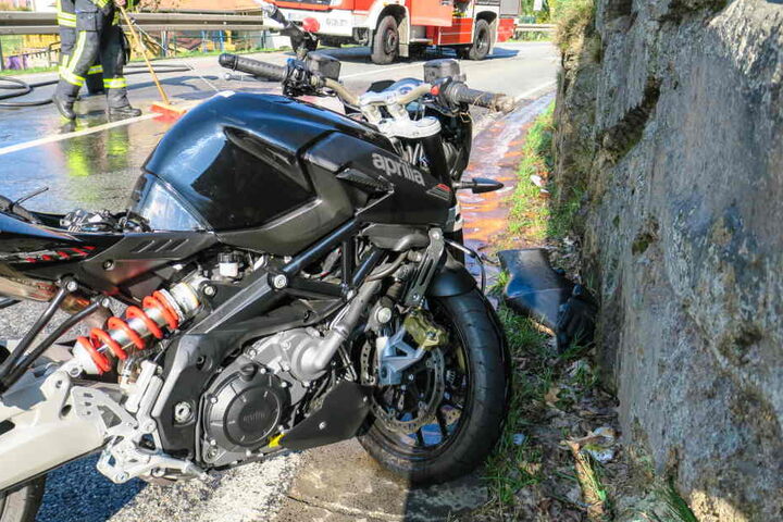 Der Motorradfahrer musste nach dem Unfall schwer verletzt ins Krankenhaus gebracht.