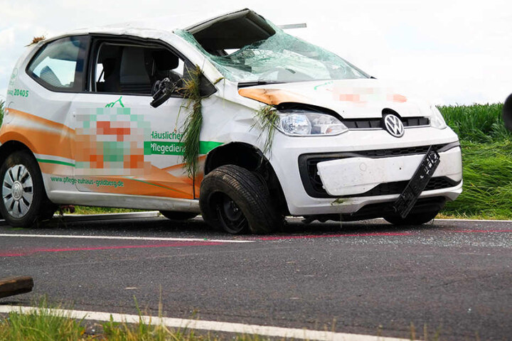 Die Frau soll sich bei dem Aufprall schwer verletzt haben, das Auto hat einen Totalschaden.