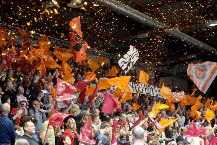 Die 3450 Zuschauer in der Arena Chemnitz waren vom Auftritt ihrer Niners gegen Favorit Heidelberg begeistert.