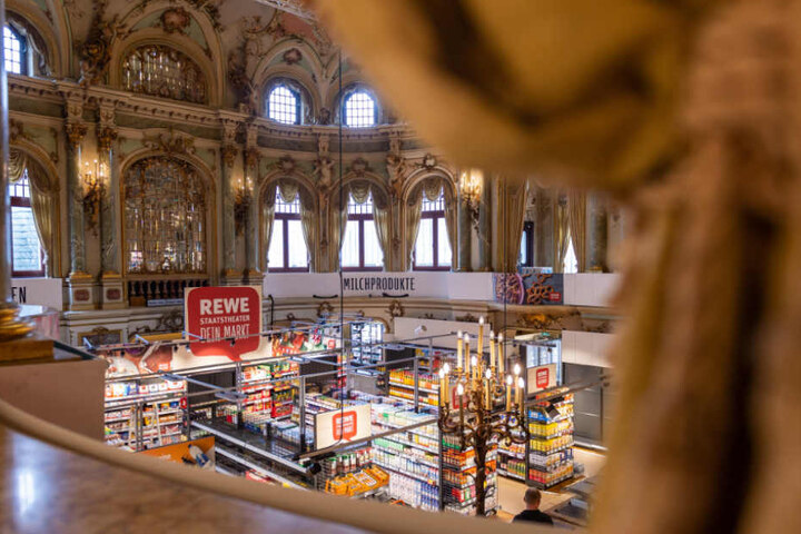 Ungewöhnlicher Anblick im Foyer des Wiesbadener Staatstheaters: Hier ist jetzt ein REWE-Markt.