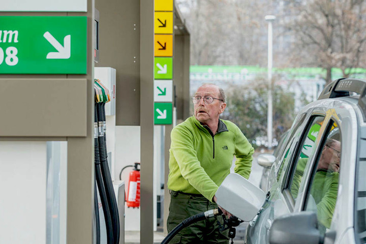 Tanken ist in Sachsen sehr oft teurer als anderswo in Deutschland. Das muss
auch Gunter Hommel (73) in Dresden feststellen.