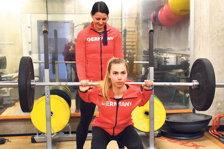 Anna Seidel (v.) und Bianca Walter gestern Nachmittag beim Krafttraining. Annas Ziel bei ihren zweiten Winterspielen: "Ein Platz in den Top Ten wäre super."