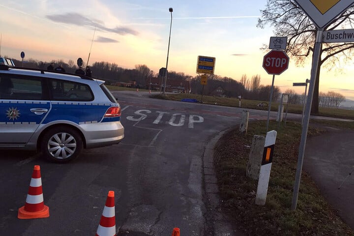 Die Straße blieb für die Zeit der Unfallaufnahme gesperrt. Der Radfahrer überfuhr vermutlich das Stop-Schild.