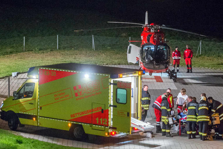 Ein Rettungshubschrauber brachte den Mann in eine Spezialklinik.