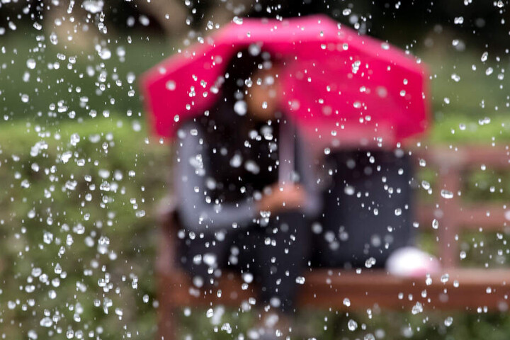 In Bayern muss am Wochenende immer wieder der Regenschirm ausgepackt werden. (Symbolbild)