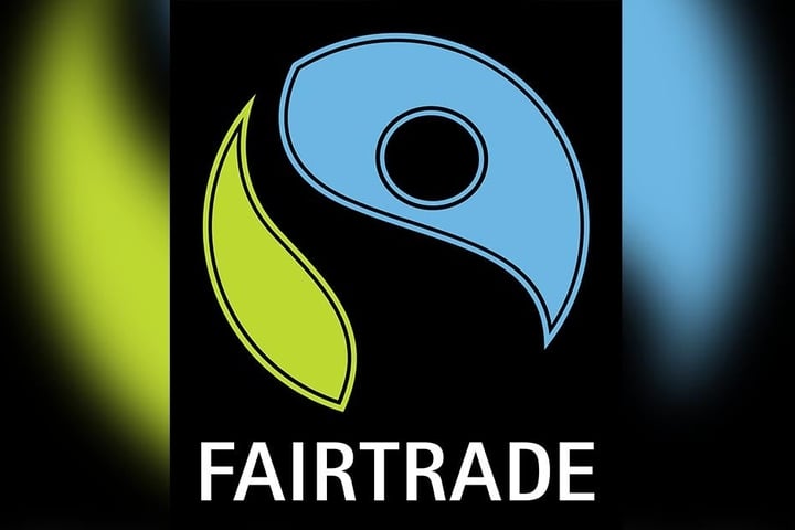 Blau-gelbe Zeichen auf schwarzem Grund: So sieht das Fairtrade-Siegel aus.