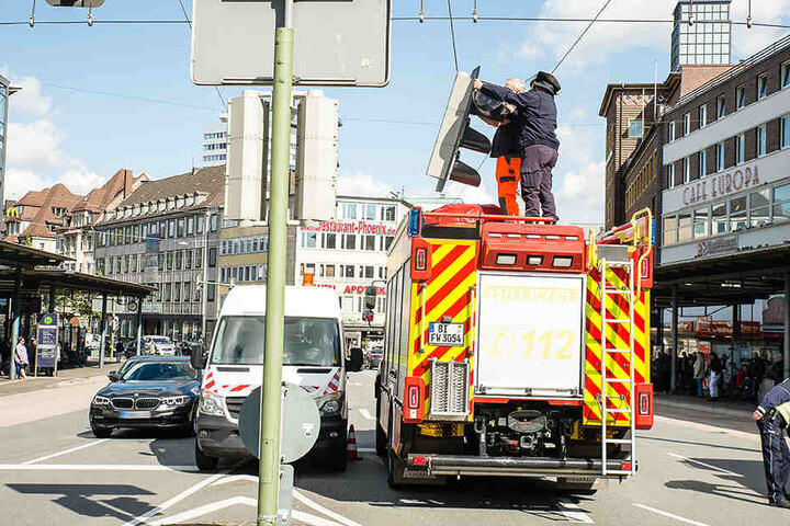 Am Bielefelder Jahnplatz brach durch den Wind eine Ampel ab.