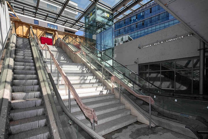 Über den künftigen Zugang zum Hochzeits-Eldorado im Untergrund stülpt der Investor eine schicke Glashütte. Der Bau startet Anfang Mai.