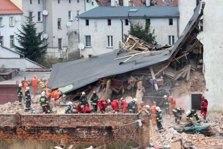 Als wahrscheinliche Unglücksursache vermutet die Feuerwehr eine Gasexplosion.