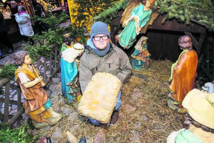 Marktleiter Martin Rehnus (29) hofft, dass das Jesuskind den Weg zurück in die Krippe findet.