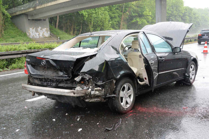 Die Frau krachte mit ihrer Mercedes A-Klasse auf eine Mercedes E-Klasse.