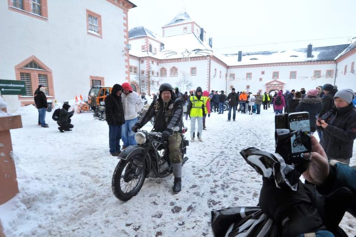 Was für Hartgesottene: Rund 900 Biker waren am Samstagnachmittag bei Minusgraden in und um Schloss Augustusburg zu finden.