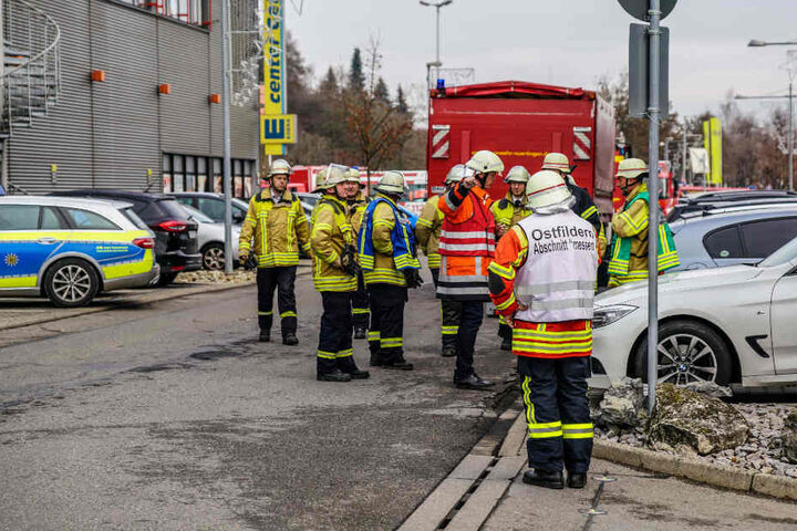 Mehrere Feuerwehrleute sprechen an der Einsatzstelle.