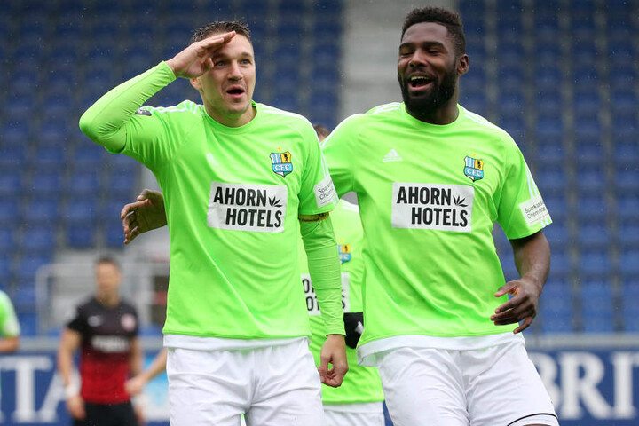 Daniel Frahn (l.) bejubelt salutierend mit Emmanuel Mbende seinen Treffer zum 0:1.