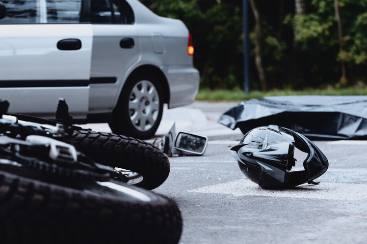 Der Motorradfahrer stürzte und krachte auf ein Auto. (Symbolbild)