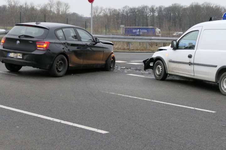 Die beiden Fahrer wurden verletzt.
